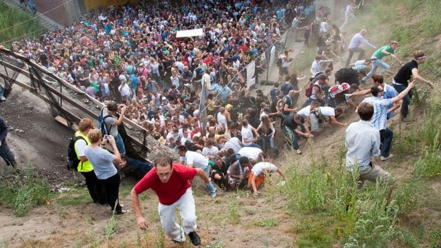 Tausende Menschen drängen sich in und vor dem Tunnel, in dem sich eine Massenpanik ereignete.