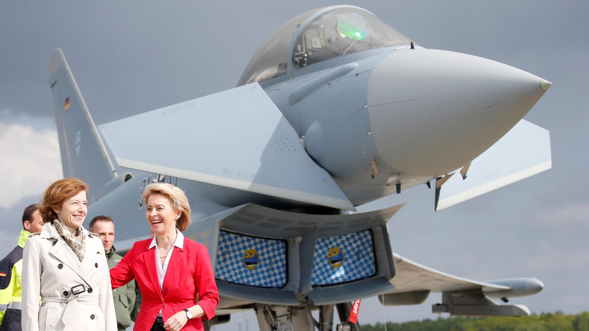 Verteidigungsministerin Ursula von der Leyen und ihre französische Amtskollegin Florence Parly stehen bei der Luftfahrtmesse ILA Berlin vor einem Eurofighter der Bundeswehr: Wegen technischer Probleme sind offenbar nur wenige der Kampfjets einsatzbereit.