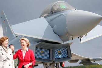 Verteidigungsministerin Ursula von der Leyen und ihre französische Amtskollegin Florence Parly stehen bei der Luftfahrtmesse ILA Berlin vor einem Eurofighter der Bundeswehr: Wegen technischer Probleme sind offenbar nur wenige der Kampfjets einsatzbereit.