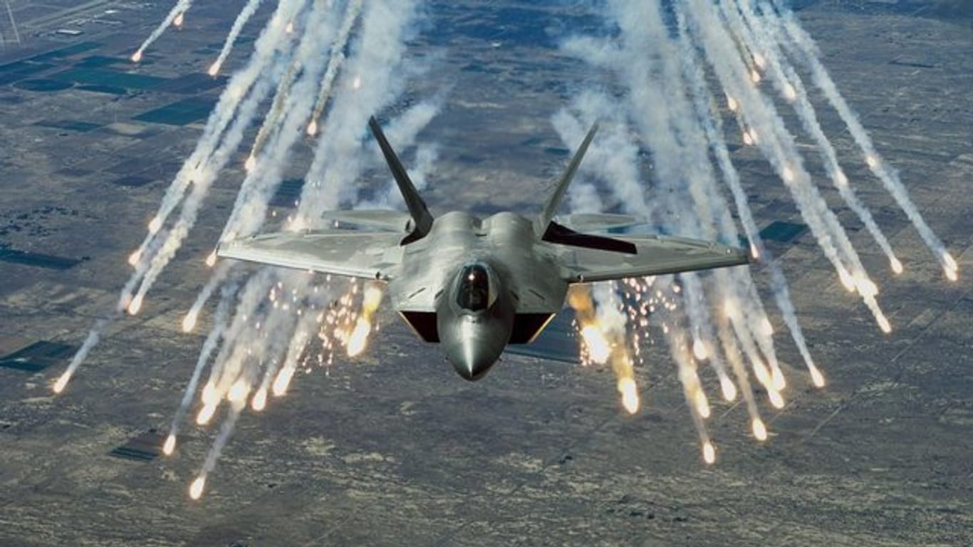 Aufnahme der US-Luftwaffe zeigt ein Kampfflugzeug des Typs F-22A Raptor beim Abfeuern von Geschossen.