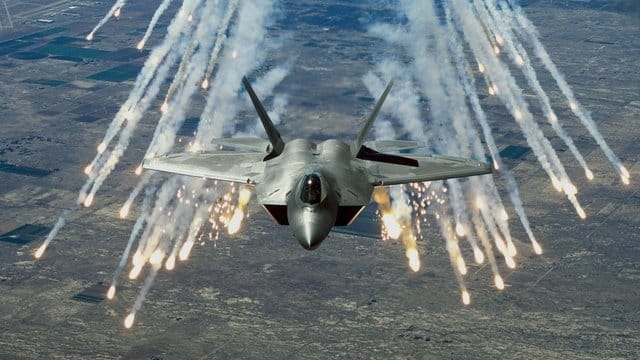 Aufnahme der US-Luftwaffe zeigt ein Kampfflugzeug des Typs F-22A Raptor beim Abfeuern von Geschossen. Aufnahme der US-Luftwaffe zeigt ein Kampfflugzeug des Typs F-22A Raptor beim Abfeuern von Geschossen.