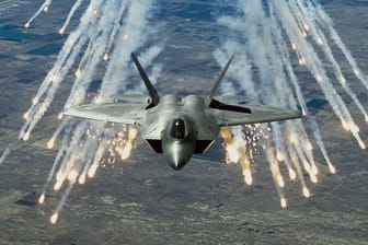 Aufnahme der US-Luftwaffe zeigt ein Kampfflugzeug des Typs F-22A Raptor beim Abfeuern von Geschossen.