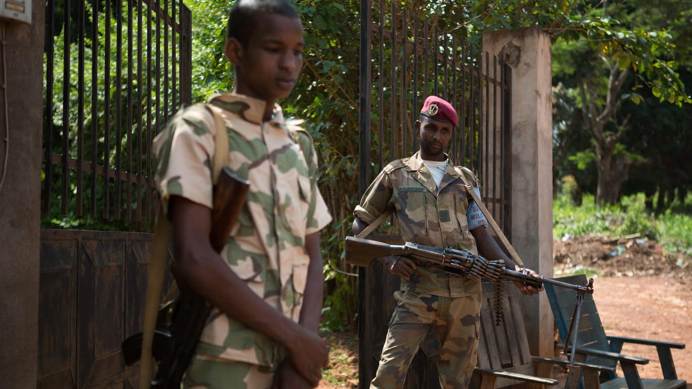 Zwei Soldaten der mehrheitlich muslimischen Séléka-Rebellen stehen an der St. Joseph Kathedrale in Bambari, Zentralafrikanische Republik: 16 Tote bei Gewalt in Hauptstadt von Zentralafrikanischer Republik.