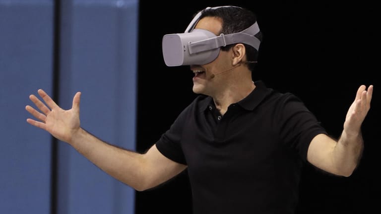 Hugo Barra von Facebook stellt auf der Facebook-Entwicklungskonferenz F8 die Oculus Go Brille vor: Facebooks neueste VR-Brille im Test.