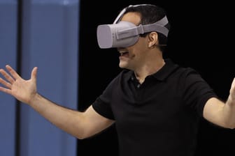 Hugo Barra von Facebook stellt auf der Facebook-Entwicklungskonferenz F8 die Oculus Go Brille vor: Facebooks neueste VR-Brille im Test.