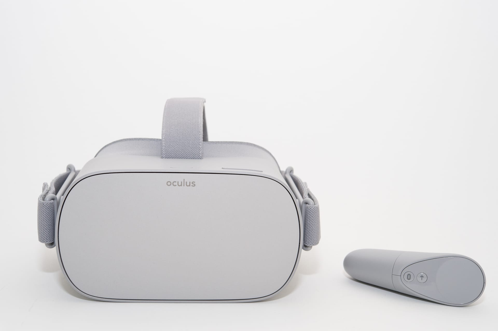 Das Oculus Go-Set besteht aus der Brille, einer Fernbedienung, einem Brillenaufsatz und einem Fast-Charging-Ladegerät.