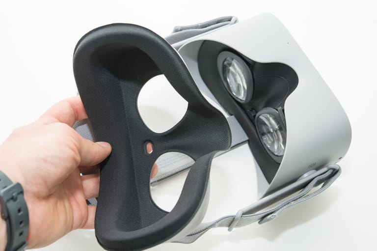 Mithilfe des Brillenaufsatzes, können auch Brillen-Träger ganz bequem die neue Oculus Go tragen.