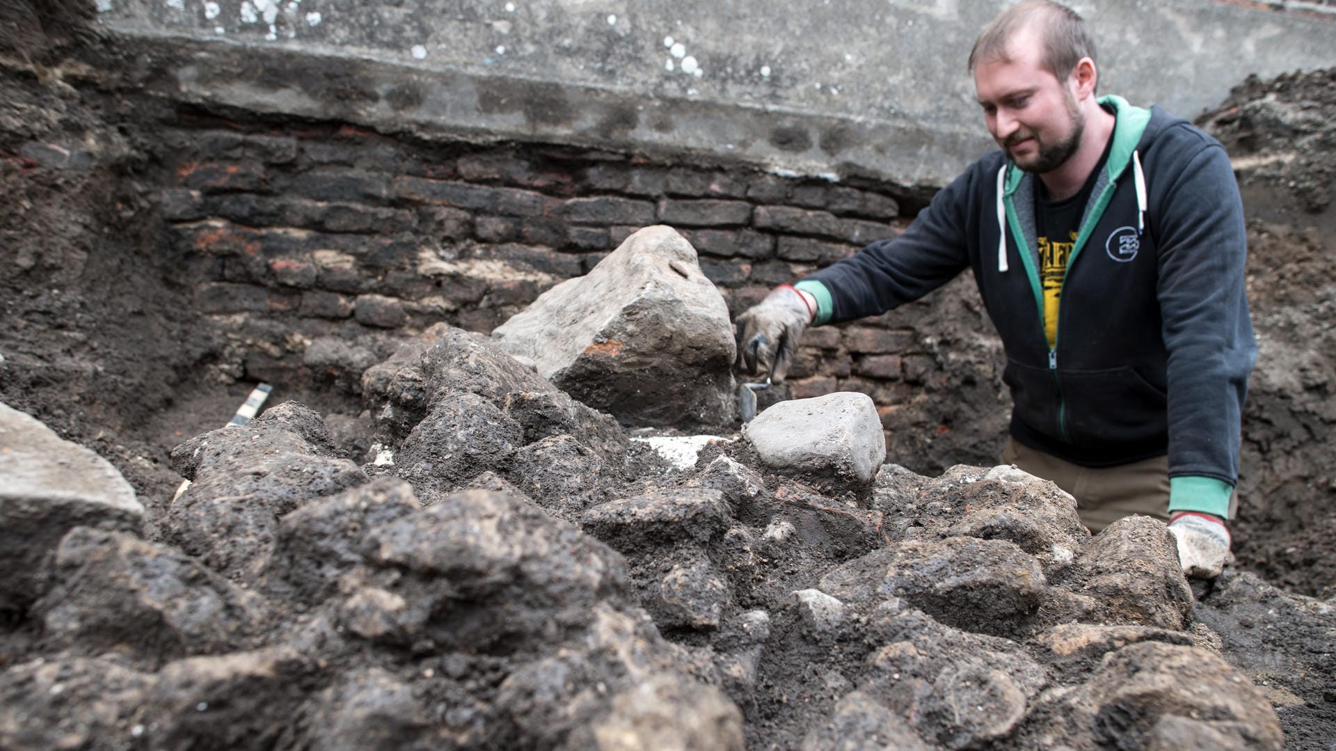 Eric Sponville, Doktorand der Universität Köln, arbeitet an einem Fundament eines römischen Kastells in Krefeld: In der Stadt wurden Tausende Relikte aus der Römerzeit ausgegraben. Eric Sponville, Doktorand der Universität Köln, arbeitet an einem Fundament eines römischen Kastells in Krefeld: In der Stadt wurden Tausende Relikte aus der Römerzeit ausgegraben.