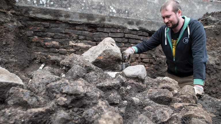Eric Sponville, Doktorand der Universität Köln, arbeitet an einem Fundament eines römischen Kastells in Krefeld: In der Stadt wurden Tausende Relikte aus der Römerzeit ausgegraben.