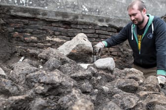 Eric Sponville, Doktorand der Universität Köln, arbeitet an einem Fundament eines römischen Kastells in Krefeld: In der Stadt wurden Tausende Relikte aus der Römerzeit ausgegraben.