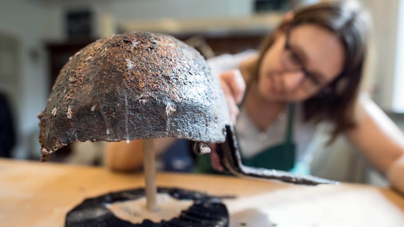 Restauratorin Eileen Wolff bearbeitet einen Römerhelm: Die Fundstücke sollen von Oktober 2019 an im Museum Burg Linn ausgestellt werden.