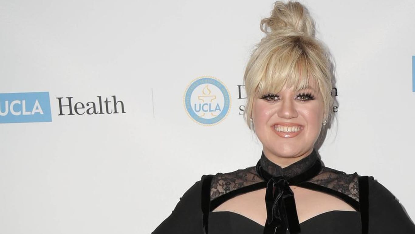 Hier trägt Kelly Clarkson noch ihre alte Frisur: Den neuen Look zeigt ein Instagram-Foto, das Sie unten sehen können.