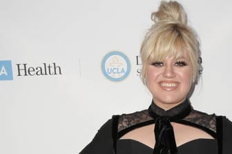 Hier trägt Kelly Clarkson noch ihre alte Frisur: Den neuen Look zeigt ein Instagram-Foto, das Sie unten sehen können.