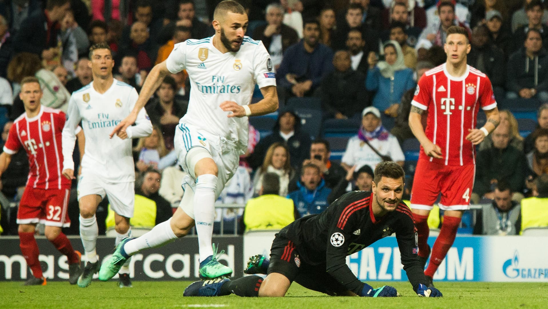 Sven Ulreichs folgenschwerer Patzer: Benzema erzielte nach einem Aussetzer des Bayern-Torwarts das 2:1 für Real Madrid.