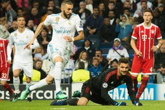 Sven Ulreichs folgenschwerer Patzer: Benzema erzielte nach einem Aussetzer des Bayern-Torwarts das 2:1 für Real Madrid.