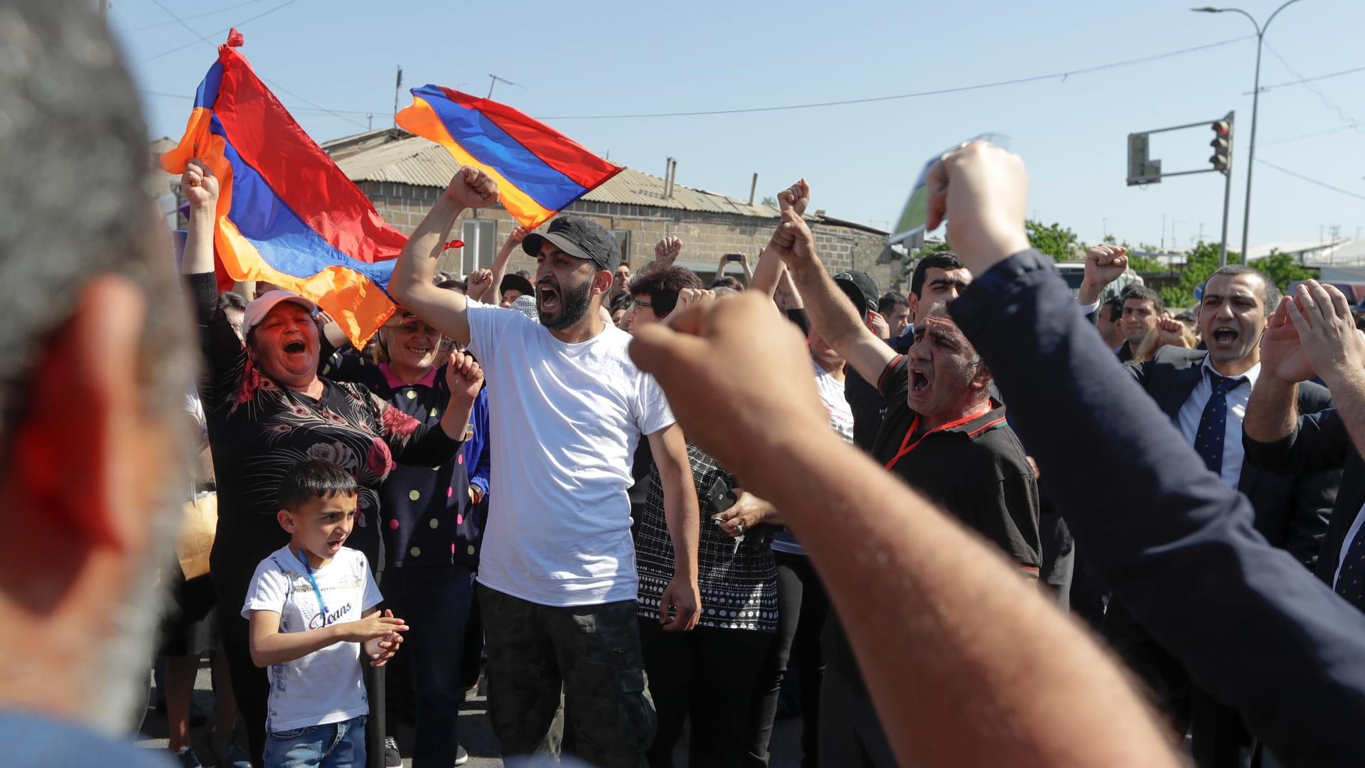 Unterstützer des Oppositionellen Paschinjan demonstrieren und blockieren eine Straße zum Flughafen: Armeniens Protestführer Paschinjan wurde im Parlament abgeblockt, jetzt wollen seine Anhänger das ganze Land zum Stillstand bringen. Unterstützer des Oppositionellen Paschinjan demonstrieren und blockieren eine Straße zum Flughafen: Armeniens Protestführer Paschinjan wurde im Parlament abgeblockt, jetzt wollen seine Anhänger das ganze Land zum Stillstand bringen.