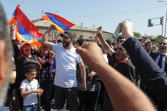 Unterstützer des Oppositionellen Paschinjan demonstrieren und blockieren eine Straße zum Flughafen: Armeniens Protestführer Paschinjan wurde im Parlament abgeblockt, jetzt wollen seine Anhänger das ganze Land zum Stillstand bringen.