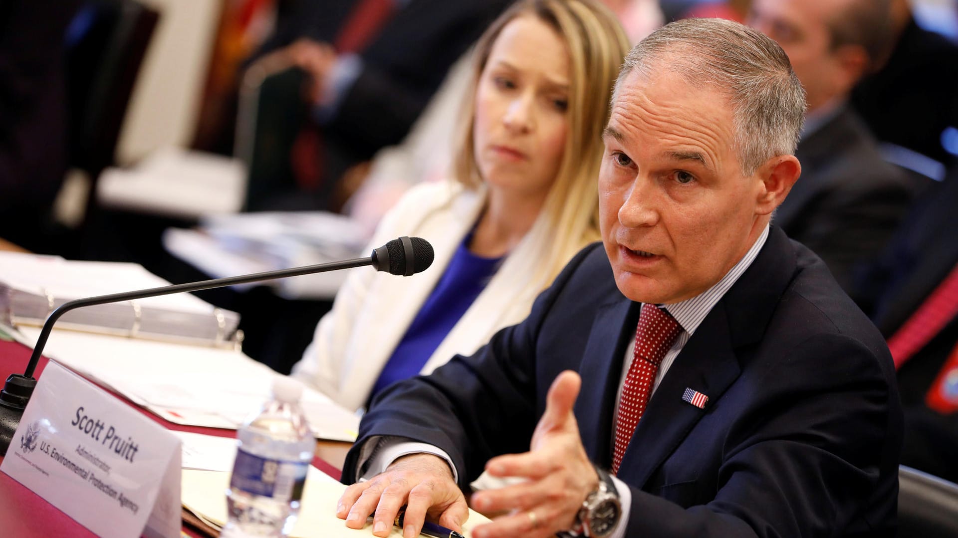 EPA-Chef Scott Pruitt: Zusammen mit Trump überlegt Pruitt Kalifornien das Privileg, eigene Umweltgesetze durchzusetzen, abzuerkennen.