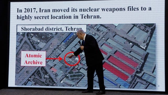 Israels Ministerpräsident Benjamin Netanjahu bei der Präsentation von Beweisen für das fortwährende Bestreben des Iran die Atombombe zu bauen. Israels Ministerpräsident Benjamin Netanjahu bei der Präsentation von Beweisen für das fortwährende Bestreben des Iran die Atombombe zu bauen.