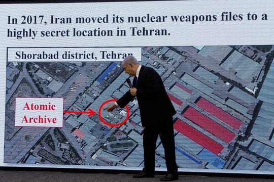 Israels Ministerpräsident Benjamin Netanjahu bei der Präsentation von Beweisen für das fortwährende Bestreben des Iran die Atombombe zu bauen.