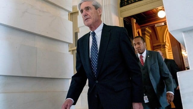 US-Sonderermittler Robert Mueller in Washington: Muellers Team soll bereits seit vergangenem Jahr mit Trump-Anwälten über eine persönliche Befragung des Präsidenten verhandeln. US-Sonderermittler Robert Mueller in Washington: Muellers Team soll bereits seit vergangenem Jahr mit Trump-Anwälten über eine persönliche Befragung des Präsidenten verhandeln.