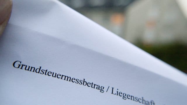 Grundbesitzabgabenbescheid: Mit einem Ertrag von jährlich rund 14 Milliarden Euro ist die Grundsteuer eine der wichtigsten Einnahmequellen von Städten und Gemeinden. Grundbesitzabgabenbescheid: Mit einem Ertrag von jährlich rund 14 Milliarden Euro ist die Grundsteuer eine der wichtigsten Einnahmequellen von Städten und Gemeinden.