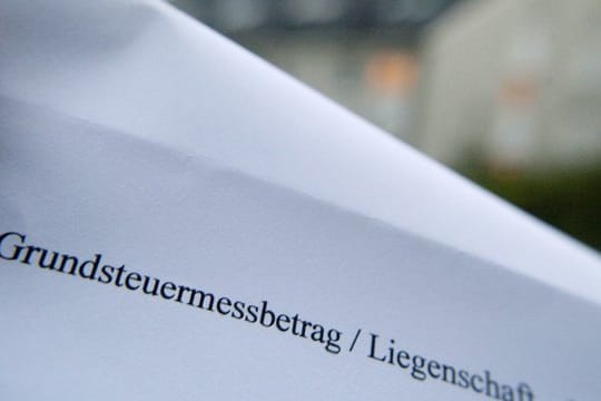 Grundbesitzabgabenbescheid: Mit einem Ertrag von jährlich rund 14 Milliarden Euro ist die Grundsteuer eine der wichtigsten Einnahmequellen von Städten und Gemeinden.