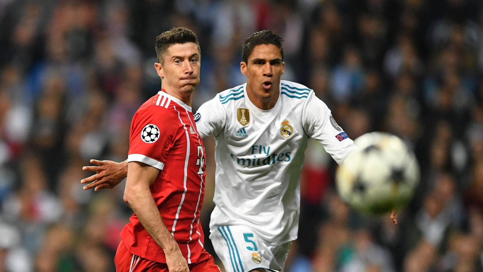 Robert Lewandowski (l.) im Zweikampf mit Raphael Varane: Bayern schied nach großem Fight gegen Madrid aus.