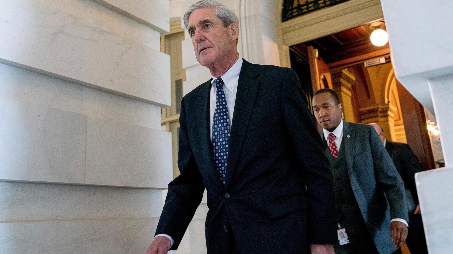 Sonderermittler Robert Mueller (l) verlässt eine Sitzung des Senatsausschusses: Mueller geht der Frage nach, ob Trump im Zuge der Russland-Ermittlungen die Justiz behindert hat.