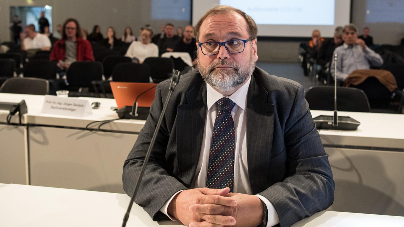Duisburgs Ex-Oberbürgermeister im Landgericht Duisburg: "Ich musste keine Genehmigung erteilen oder vorbereiten."