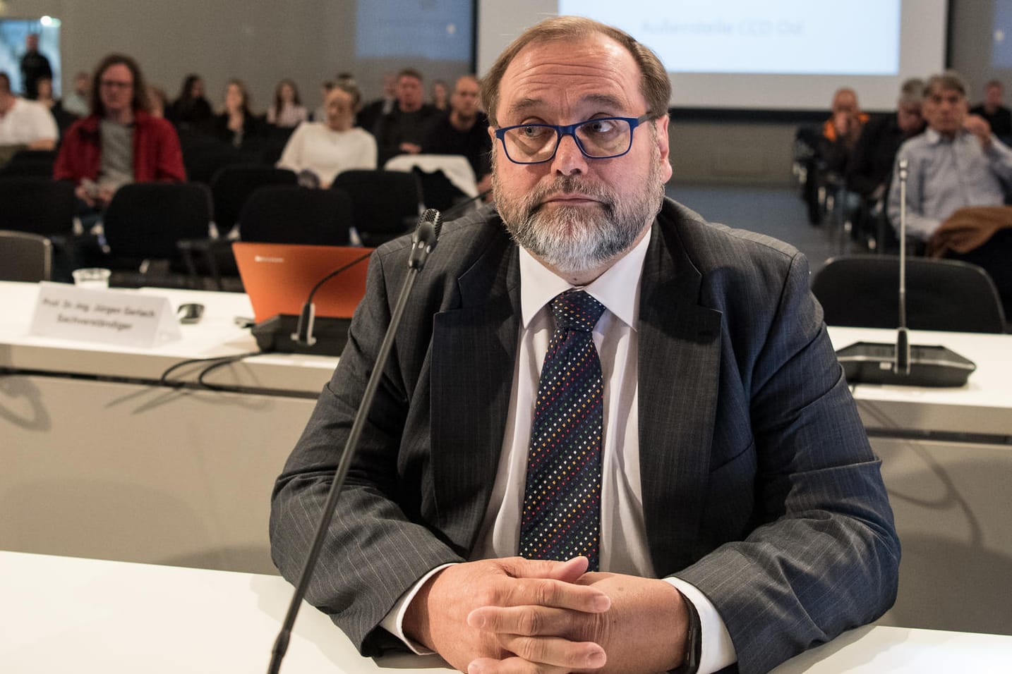 Duisburgs Ex-Oberbürgermeister im Landgericht Duisburg: "Ich musste keine Genehmigung erteilen oder vorbereiten."