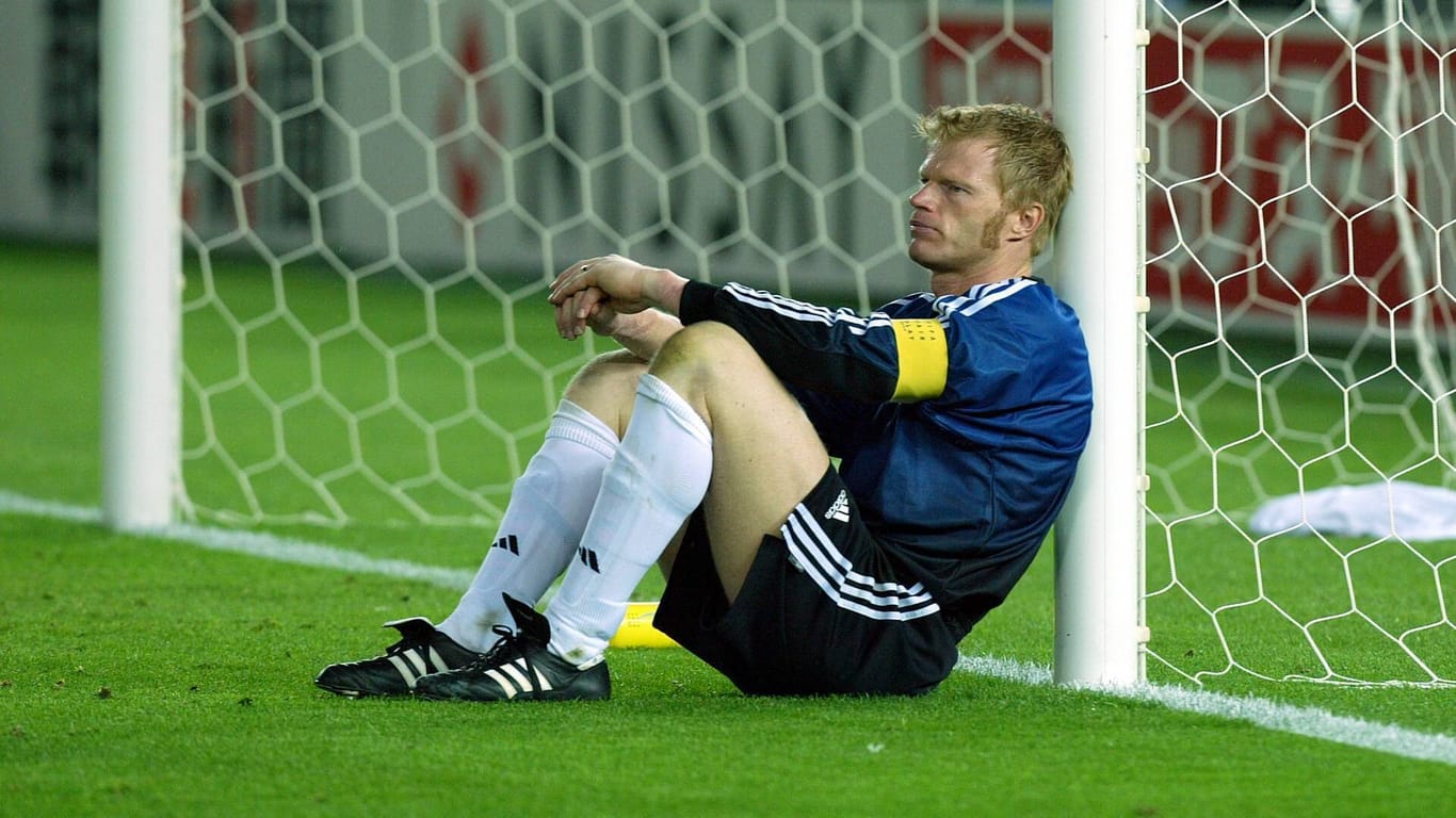 Das Bild ging um die Welt: DFB-Torwart Oliver Kahn hockt nach dem verlorenen WM-Finale enttäuscht am Pfosten.