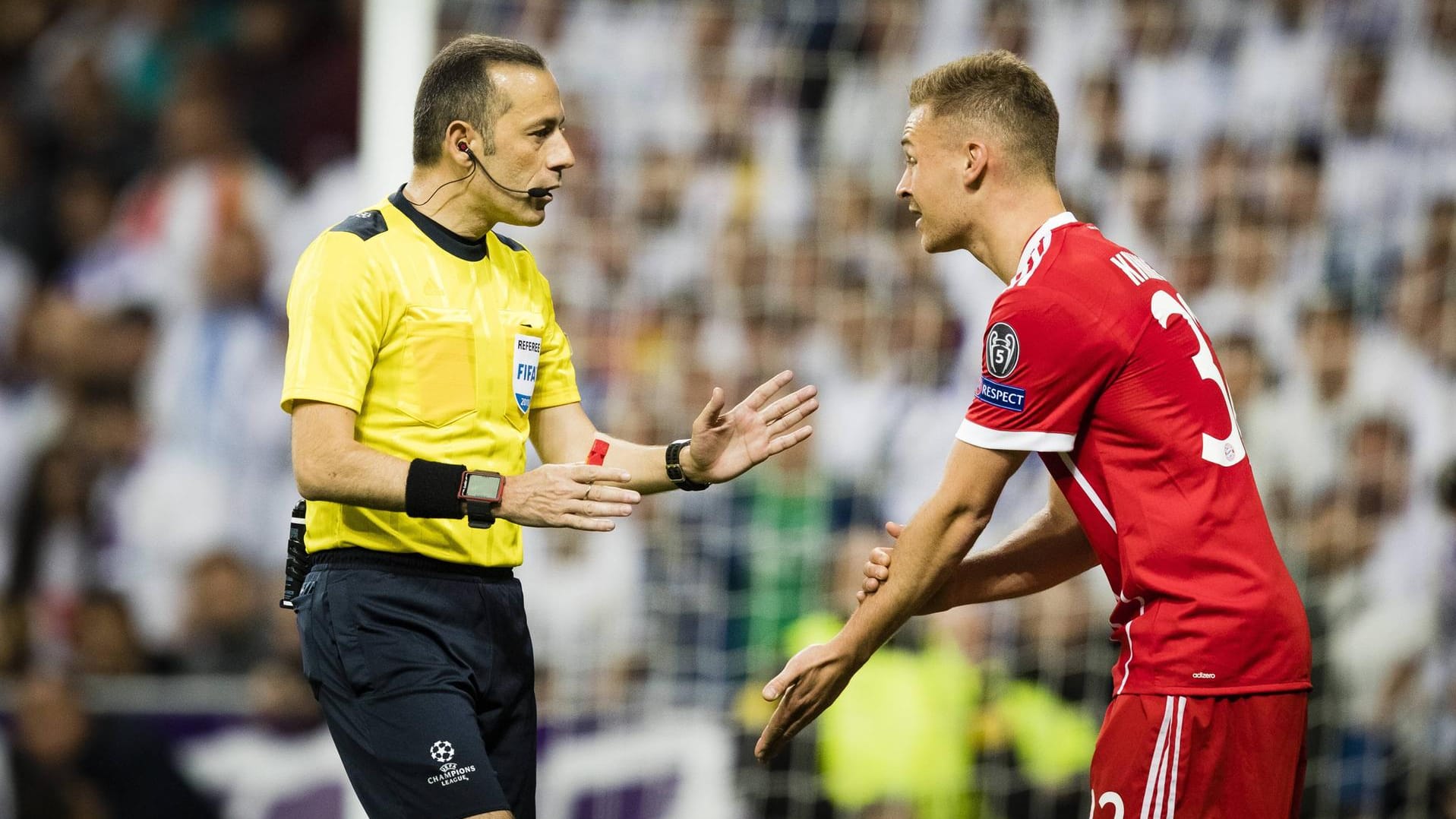 Joshua Kimmich (r.) reklamiert ein Handspiel durch Reals Marcelo: Doch Schiedsrichter Cüneyt Cakir entschied nicht auf Elfmeter.