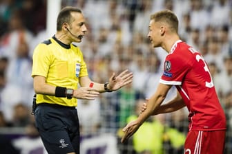 Joshua Kimmich (r.) reklamiert ein Handspiel durch Reals Marcelo: Doch Schiedsrichter Cüneyt Cakir entschied nicht auf Elfmeter.