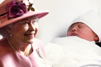 Queen Elizabeth und Prinz Louis Arthur Charles: Zum Baby-Besuch reiste die Queen im Helikopter.