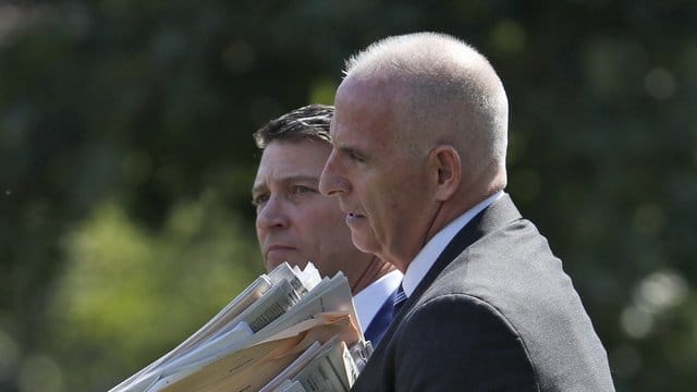 Der langjährige Trump-Leibwächter Keith Schiller (r. Der langjährige Trump-Leibwächter Keith Schiller (r.