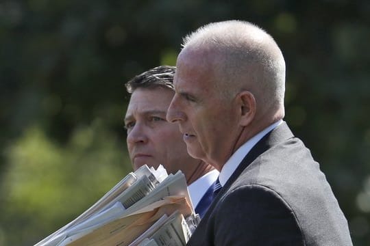 Der langjährige Trump-Leibwächter Keith Schiller (r.
