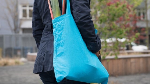 Ein Jutebeutel ist praktisch beim Einkaufen, man sollte ihn aber aus hygienischen Gründen regelmäßig waschen.