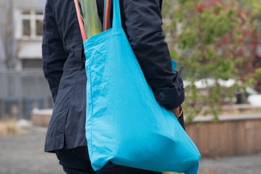 Ein Jutebeutel ist praktisch beim Einkaufen, man sollte ihn aber aus hygienischen Gründen regelmäßig waschen.