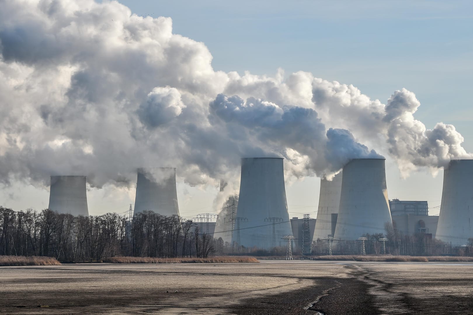 Braunkohlekraftwerk: Wenn alle Menschen weltweit so leben und wirtschaften würden wie in Deutschland, dann bräuchte die Weltbevölkerung drei Erden.