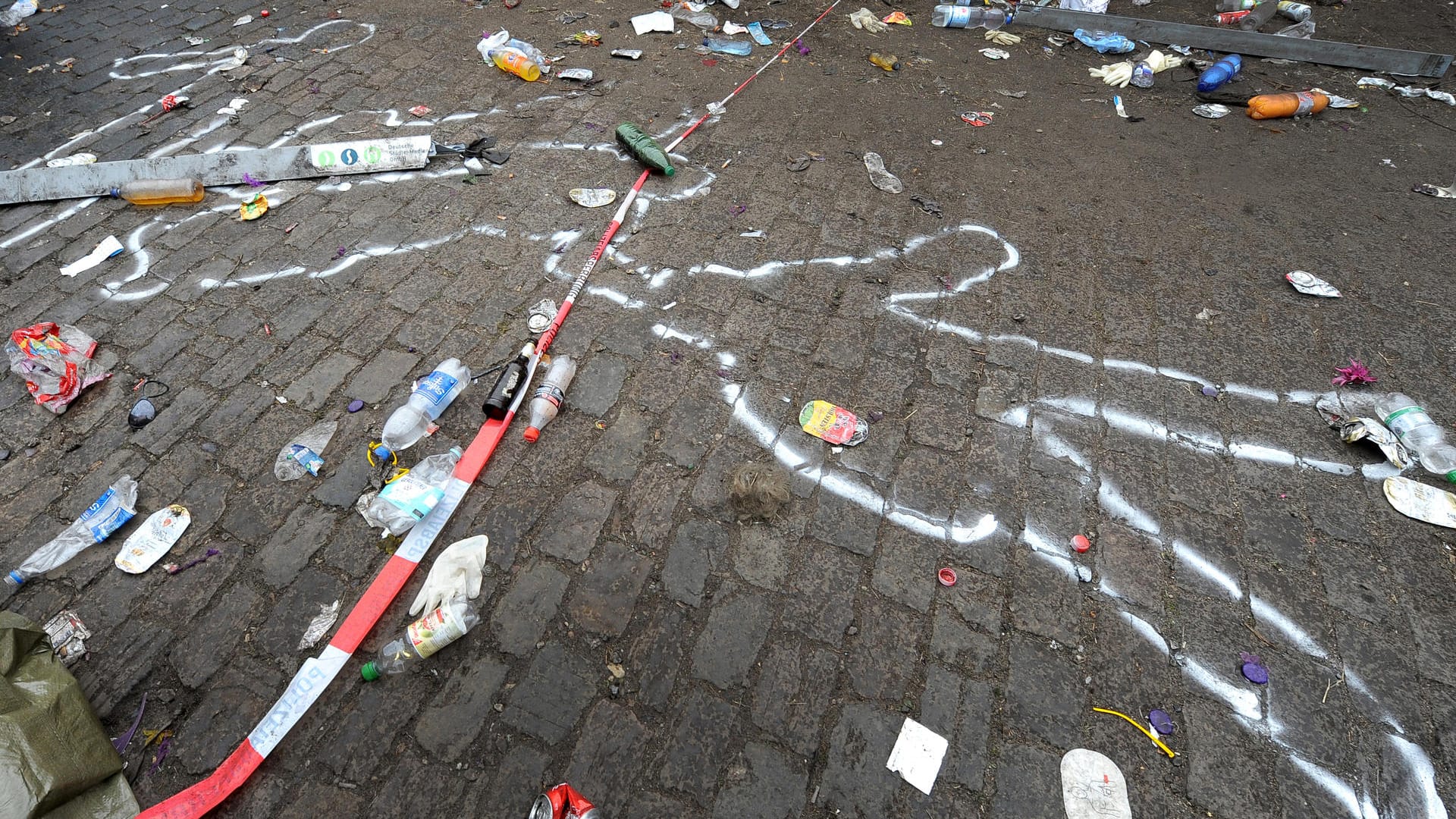 Nach der Katastrophe: Kreide markierte später die Lage der Toten.