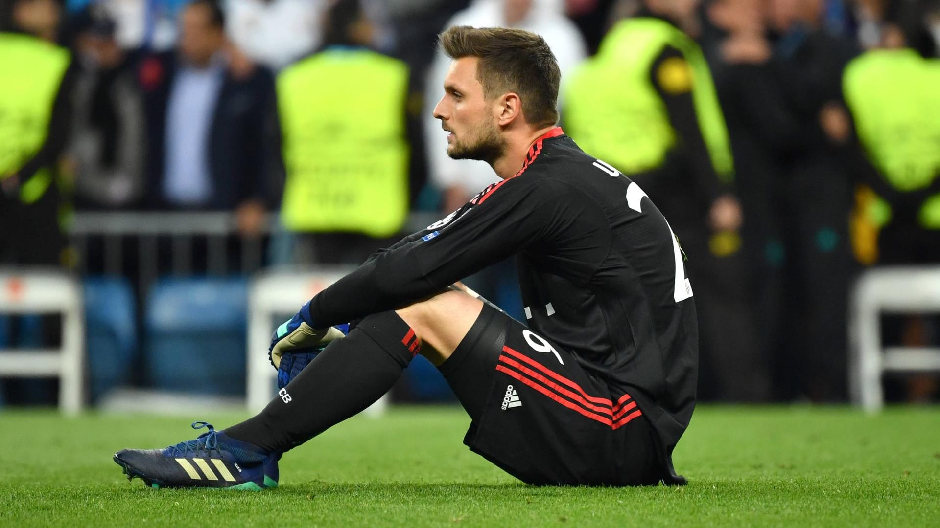 Sven Ulreich sitzt nach dem Abpfiff enttäuscht auf dem Rasen: Sein Fehler vor dem 1:2 zerstörte Bayerns Traum vom Triple.