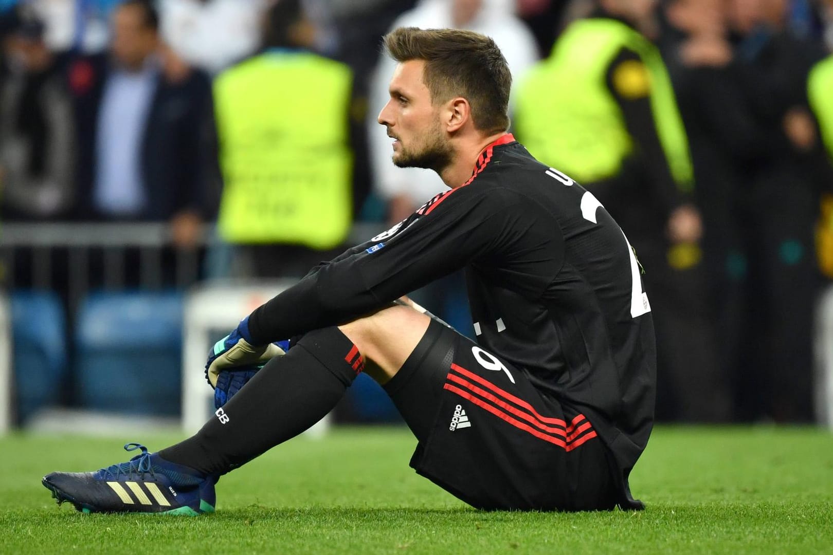 Sven Ulreich sitzt nach dem Abpfiff enttäuscht auf dem Rasen: Sein Fehler vor dem 1:2 zerstörte Bayerns Traum vom Triple.