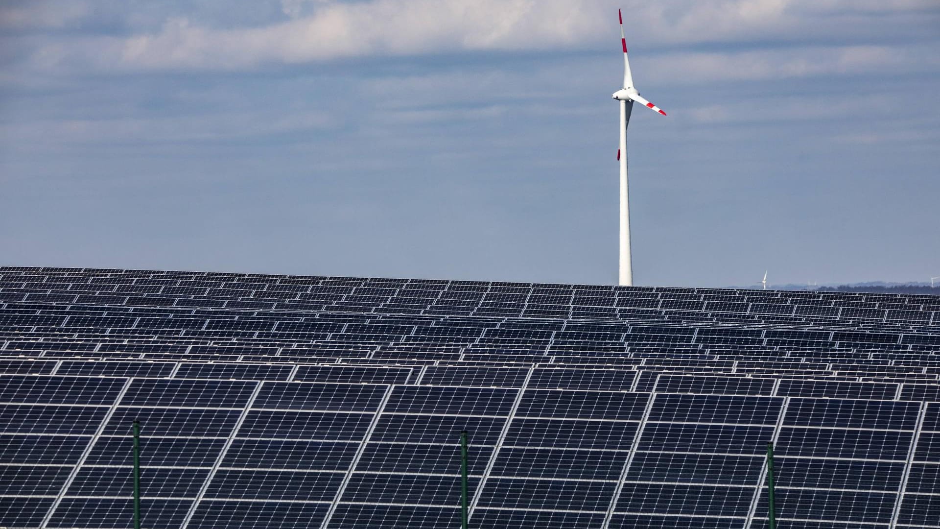 Erneuerbare Energien haben am Tag der Arbeit zwischenzeitlich den Strombedarf komplett alleine decken können.