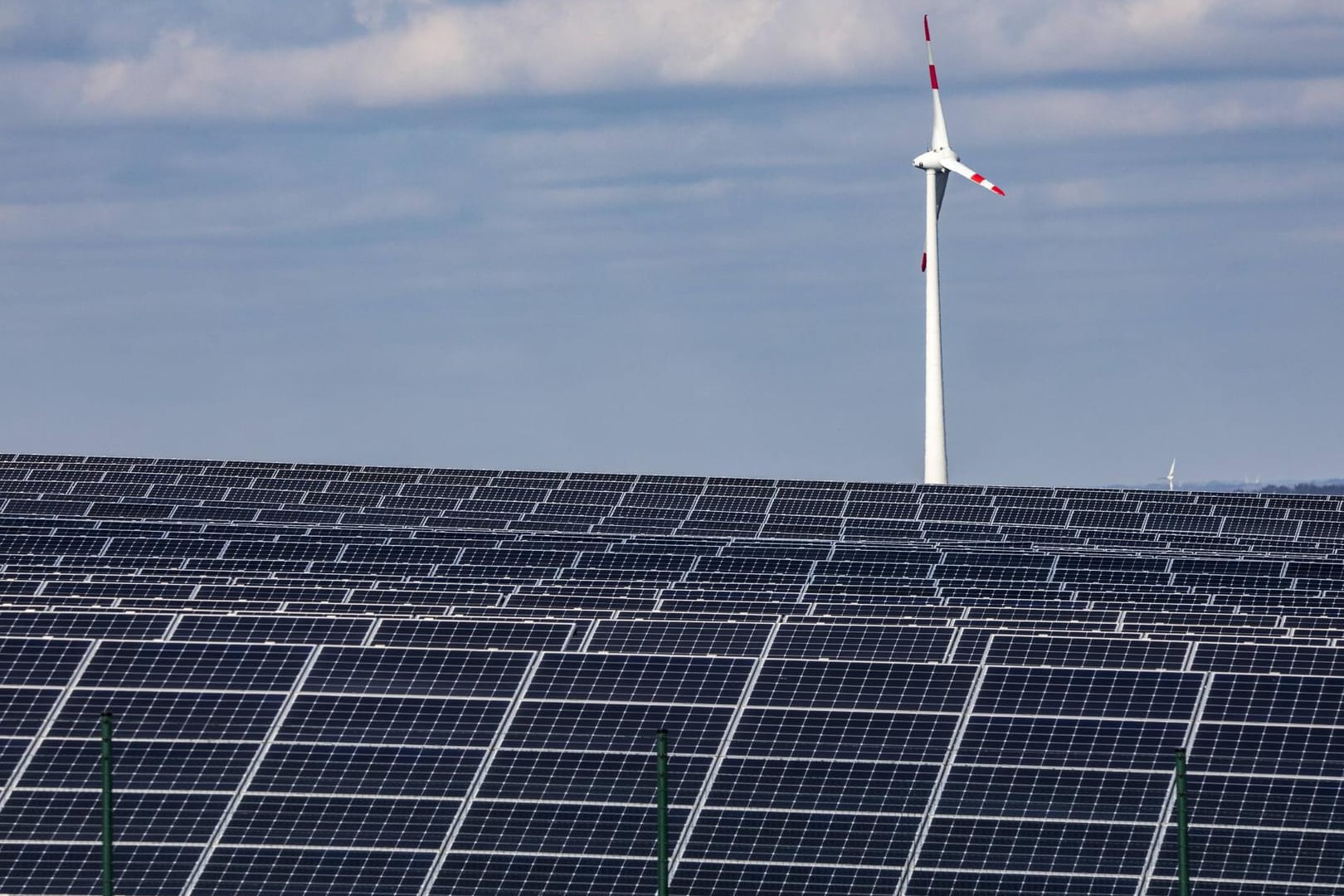 Erneuerbare Energien haben am Tag der Arbeit zwischenzeitlich den Strombedarf komplett alleine decken können.