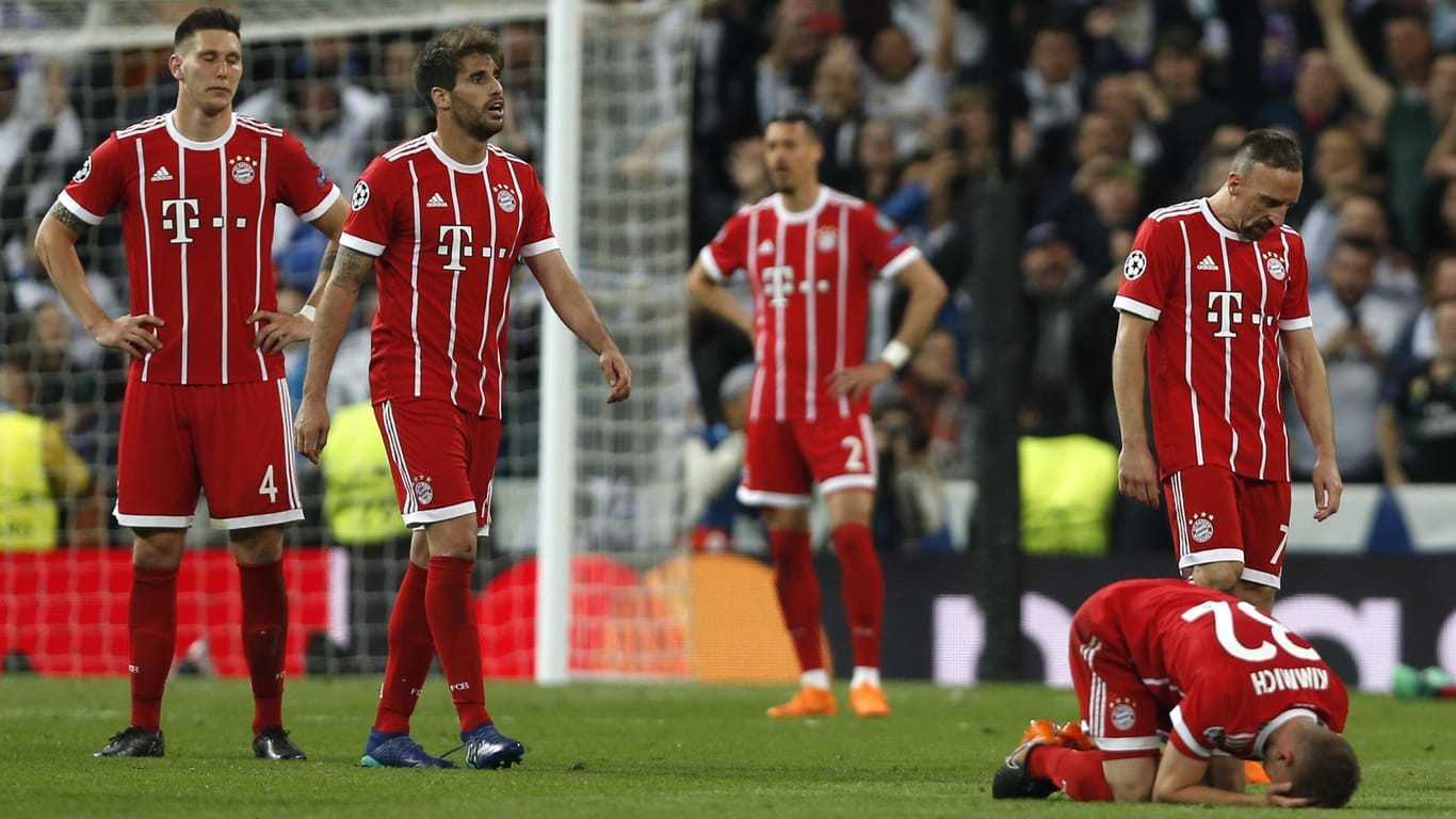 Die Spieler des FC Bayern München nach dem Spiel gegen Real Madrid: Nach dem Champions League-Aus hat ein Feueralarm die Fußballer gegen 5 Uhr morgens in ihrem Hotel aus dem Schlaf gerissen.