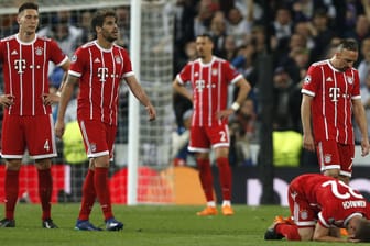 Die Spieler des FC Bayern München nach dem Spiel gegen Real Madrid: Nach dem Champions League-Aus hat ein Feueralarm die Fußballer gegen 5 Uhr morgens in ihrem Hotel aus dem Schlaf gerissen.