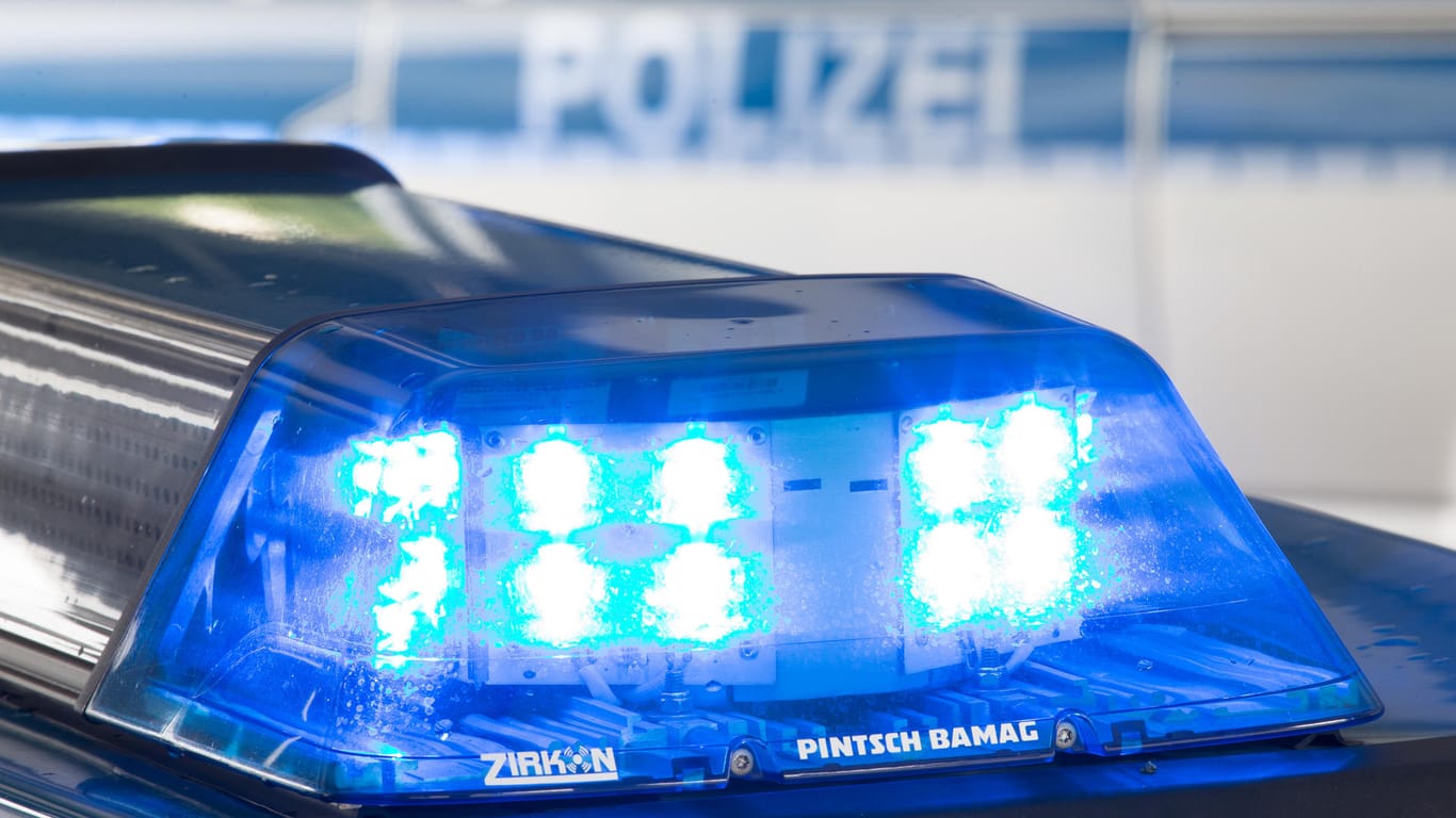 Das Blaulicht eines Polizeiwagens: In Oberhausen hat die Polizei drei Verdächtige in einem ungewöhnlichen Fall von Wohnungseinbruchdiebstahl festgenommen.