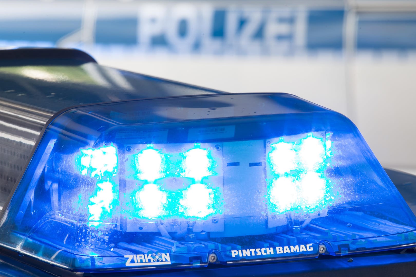 Das Blaulicht eines Polizeiwagens: In Oberhausen hat die Polizei drei Verdächtige in einem ungewöhnlichen Fall von Wohnungseinbruchdiebstahl festgenommen.