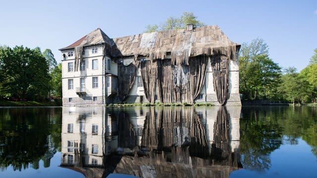 Gebrauchte Jutesäcke verdecken das Wasserschloss Strünkede, gestaltet von dem Künstler Ibrahim Mahama. Gebrauchte Jutesäcke verdecken das Wasserschloss Strünkede, gestaltet von dem Künstler Ibrahim Mahama.